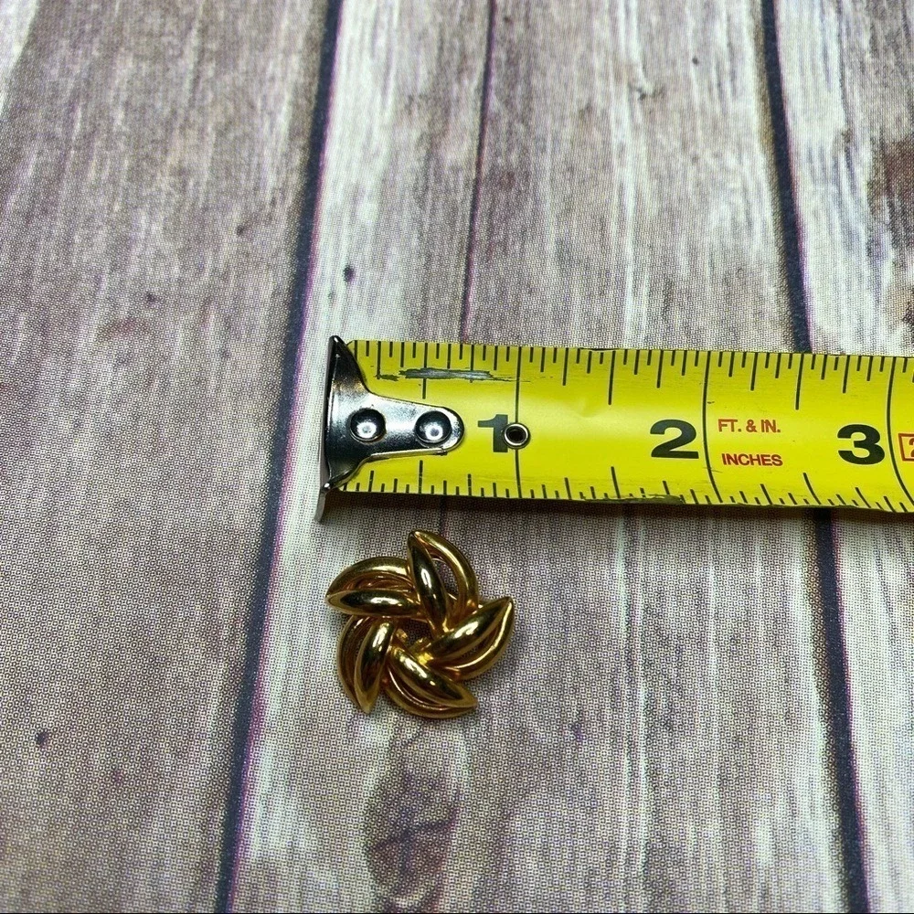 Vintage Gold Tone Pin Brooch Yellow Goldtone Costume Jewelry Classy Classic‎